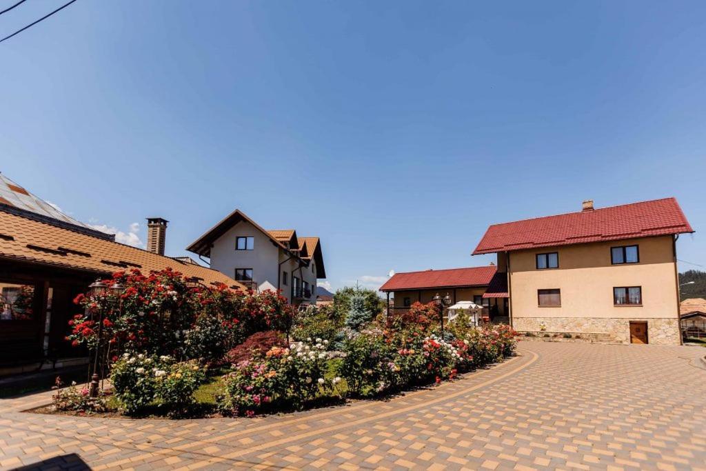 Micro Esq Residence Câmpulung Moldovenesc Exterior foto
